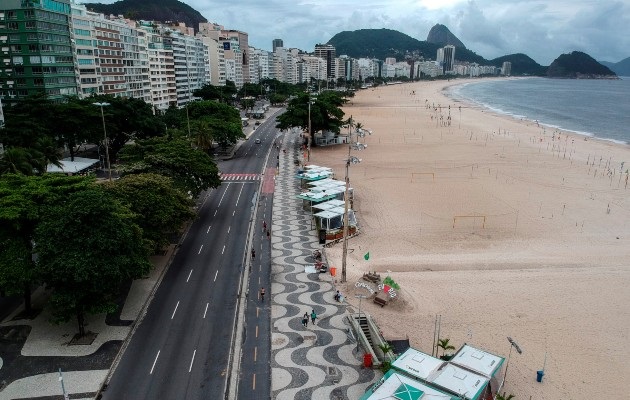 Fotografía con dron que muestra la playa de Copacabana de Río de Janeiro, Brasil, vacía debido a las medidas contra el coronavirus el pasado 21 de marzo.