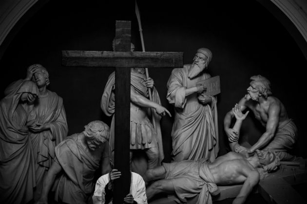 Un sacerdote porta una cruz en la procesión de la Estación de la Cruz, que precede las conmemoraciones del Viernes Santo, en París, Francia, limitadas por el confinamiento debido al Covid-19  Foto: EFE.