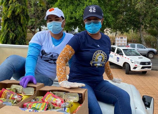 Familiares de Mariano Rivera repartieron este sábado, por segundo día consecutivo, más de 2,400 cajas de comida en Puerto Caimito.