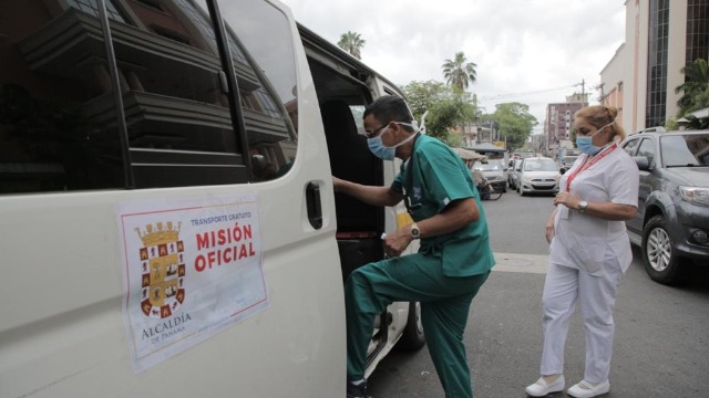 La Alcaldía de Panamá ha puesto buses a disposición del personal de salud. Foto: Cortesía