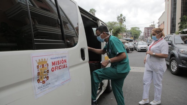 La Alcaldía de Panamá ha puesto buses a disposición del personal de salud. Foto: Cortesía