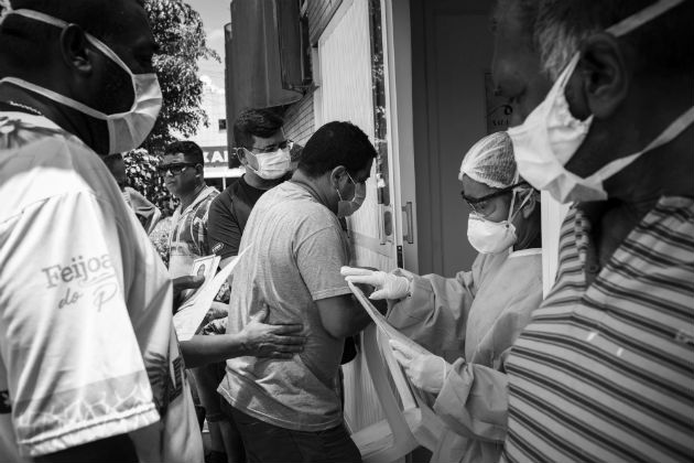 Pacientes con síntomas de Covid-19 y familiares de contagiados, esperan atención en un hospital de Brasil. Foto: EFE.