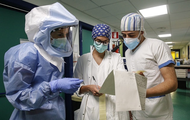 La hidroxicloroquina se usa  para  tratar pacientes con COVID-19.