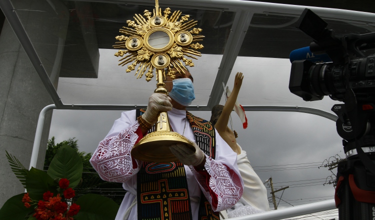 Luego de recorrer las principales calles de la ciudad, Ulloa llegó a la Basílica Catedral Santa María la Antigua, donde bendijo al país. Foto de Arquidiócesis de Panamá