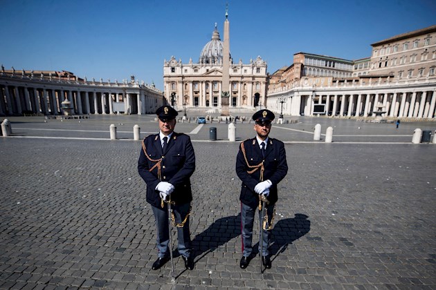 Desde el interior de una vacía basílica de San Pedro y no asomado al balcón de la logia central, como es habitual ya que la plaza está cerrada por las medidas de emergencia ante la pandemia, Francisco dedicó su mensaje de la Pascua a este 