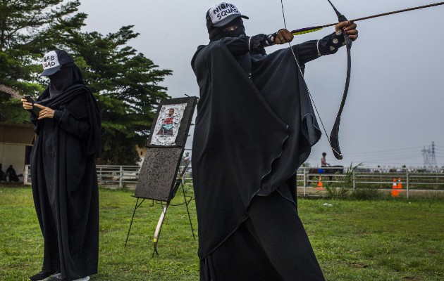 El niqab, que cubre todo el rostro, divide en Indonesia. Foto / Minzayar Oo para The New York Times.