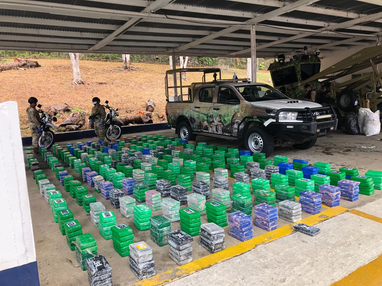 La droga fue recogida en el mar y llevado a la sede caribeña del Senan. Foto: Diómedes Sánchez.