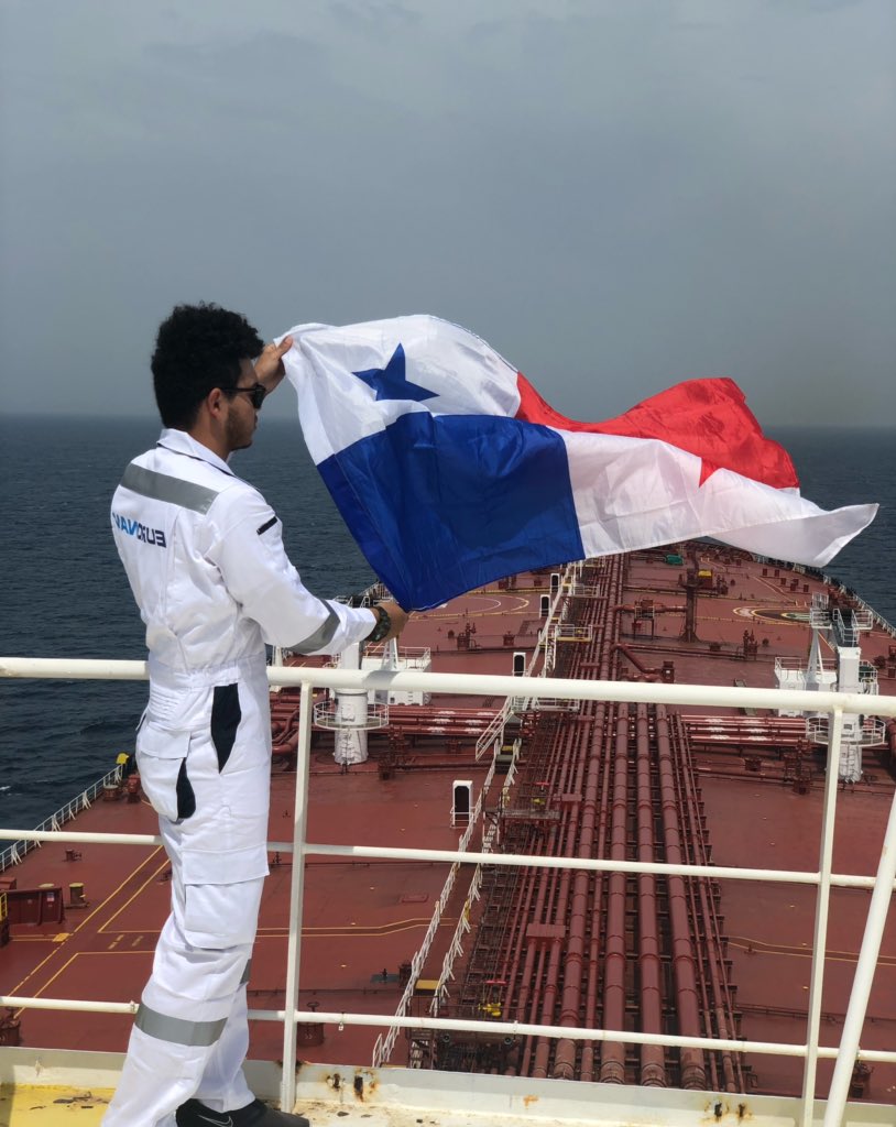 Javier Aranda posa con la bandera de Panamá. 