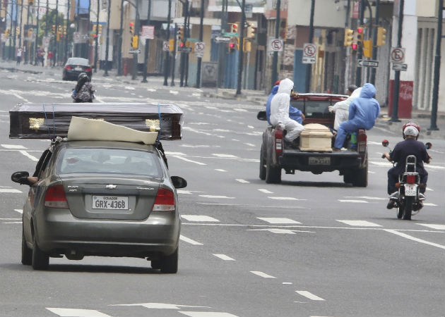 Vehículos cargan féretros en Guayaquil, con cuerpos de personas que se creen han muerto por coronavirus. Fotos: AP. 