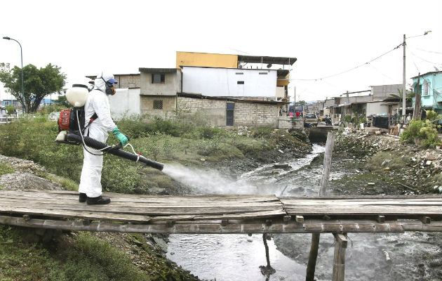 Vehículos cargan féretros en Guayaquil, con cuerpos de personas que se creen han muerto por coronavirus. Fotos: AP. 