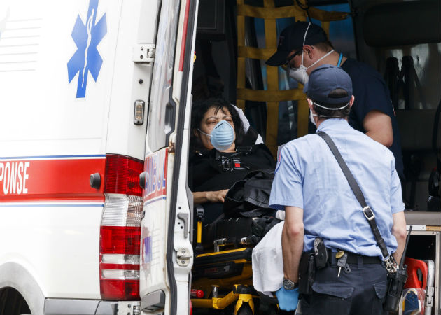 Paramédicos trasladan a una paciente al hospital central de Queens (Nueva York). Foto: EFE.