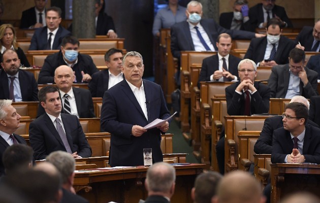 El primer ministro de Hungría, Viktor Orban (cen.), declaró emergencia y buscó eludir al Parlamento. Foto / Tamas Kovacs/EPA, vÍa Shutterstock.