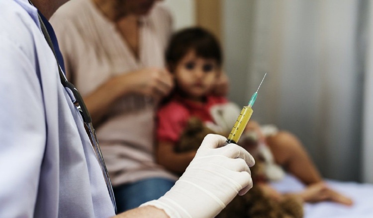 Enfermeras deberán implementar medidas de bioseguridad al momento de vacunar.