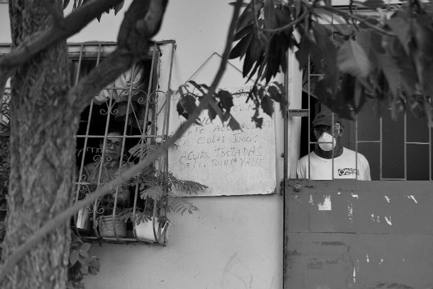 Esta pandemia la venceremos con oración y solidaridad, reconociendo que todos somos hermanos y estamos en la misma barca. Foto: AP.