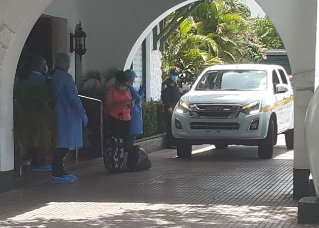 La mujer salió del hotel hospital en medio de aplausos de los funcionarios de salud. Foto: José Vásquez. 
