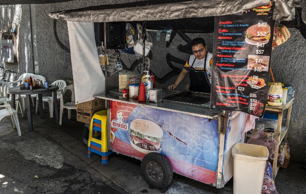 Aún mientras el coronavirus se propaga en México, Leonardo Meneses Prado siguió vendiendo. Foto / Daniel Berehulak para The New York Times.