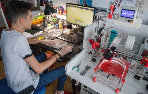 Gente en todo el mundo crea versiones de equipo de fuente abierta. Un estudiante en Zaragoza, España, crea caretas. Foto / Javier Cebollada/EPA, vía Shutterstock.