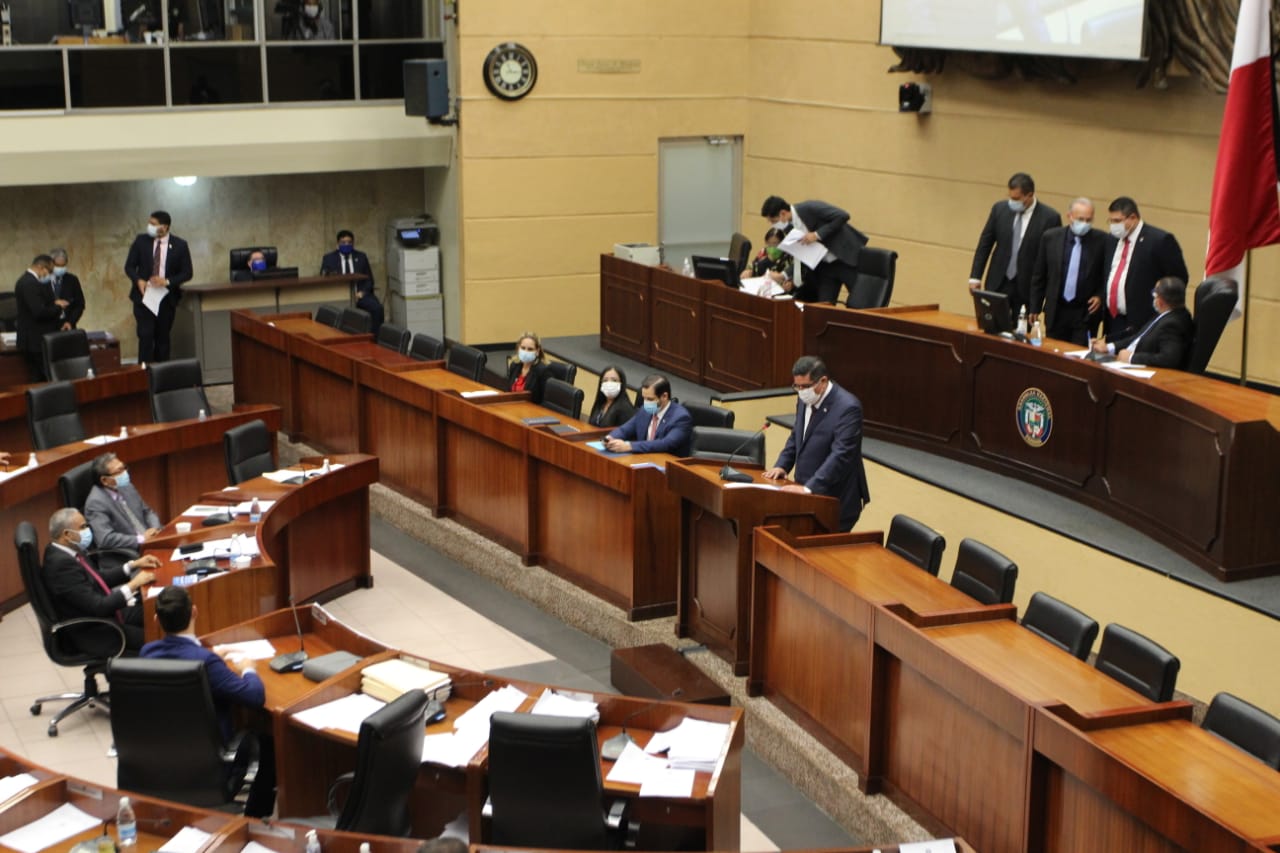 Juan Pino, ministro de Seguridad durante la presentación del proyecto en la Asamblea.