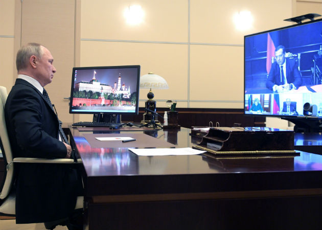 El presidente ruso Vladimir Putin habla con miembros del Consejo de Seguridad en videconferencia. Fotos: EFE. 