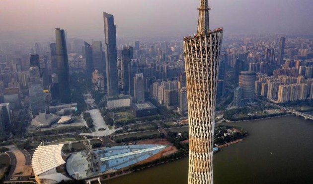 El centro financiero de Guangzhou (i) junto a la Torre de Telecomunicaciones de Cantón en Guangzhou, en China. EFE