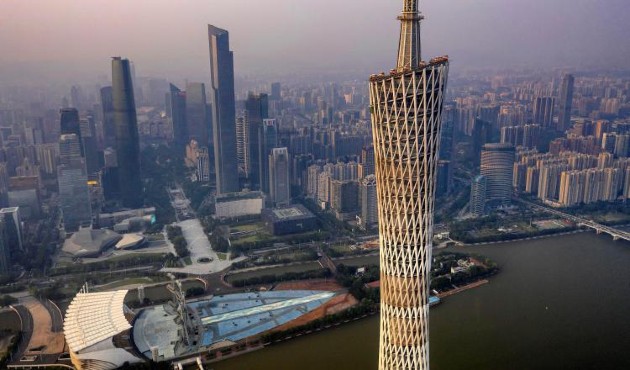 El centro financiero de Guangzhou (i) junto a la Torre de Telecomunicaciones de Cantón en Guangzhou, en China. EFE 