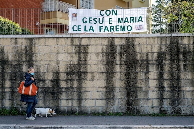 Explicó que se había realizado la prueba de coronavirus a menos de mil de ellos, pero que el 40 % presentaba síntomas como tos y fiebre.