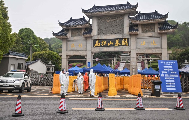 El Gobierno chino está enviando a gente a monitorear los funerales de víctimas del coronavirus en Wuhan. Foto / Hector Retamal/Agence France-Presse — Getty Images.