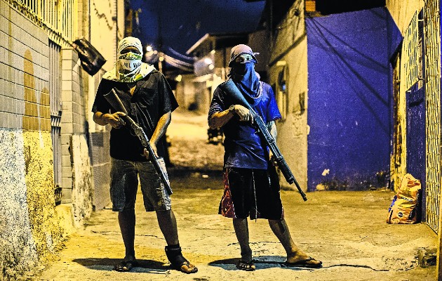 Hay un considerable mercado ilícito de armas traficadas en Brasil. Miembros de una banda criminal en Natal. Foto / Victor Moriyama para The New York Times.