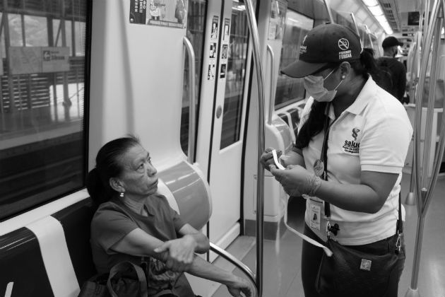 Las autoridades de salud instruyen a los ciudadanos sobre las medidas de prevención para evitar que se incremente la cifra de contagiados. Foto: Cortesía