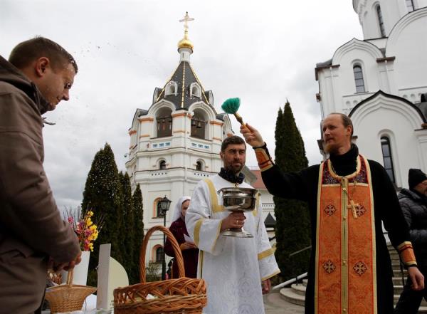Decenas de controles policiales impedían a los cristianos ortodoxos aproximarse al emblemático templo de la ciudad amurallada, en el que repicaron las campanas cuando, según la tradición, el fuego descendió del cielo. FOTO/EFE