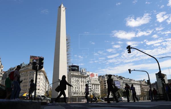 Se va a reducir cerca del 50 % del salario de los empleados de las empresas en crisis por la cuarentena obligatoria. Foto/EFE