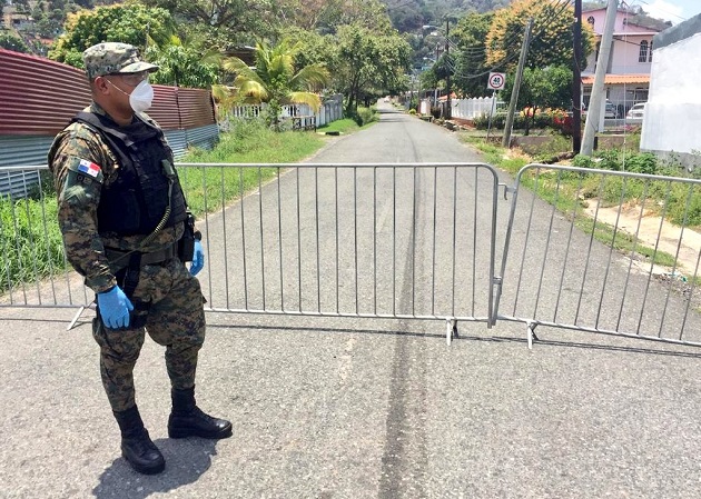 Unidades del Servicio Nacional de Fronteras (Senafront) custodian el cerco sanitario que se estableció en el sector de Koskuna, en el corregimiento de Veracruz. Foto @MinSegPma