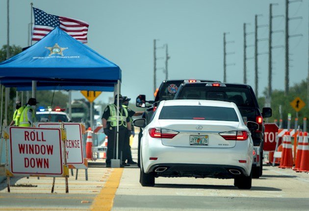 Al igual que en otros lugares de Florida, solo se puede salir de casa para ir a trabajar en los negocios esenciales, adquirir productos o ejercitarse.