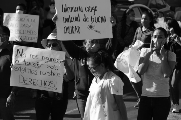 En varios países de Latinoamérica, Ecuador, Perú, México, personal del sistema de salud ha protestado por la falta de insumos y la inseguridad a la cual se enfrentan. Foto: EFE.