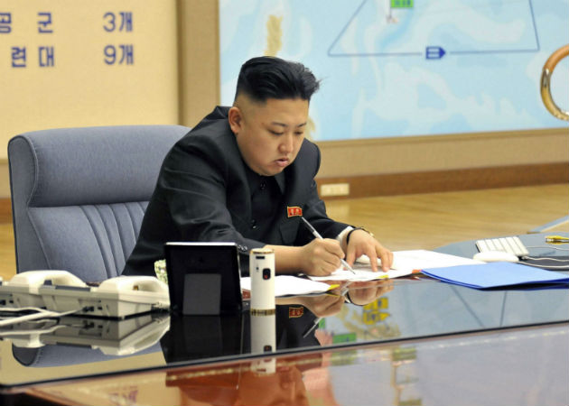 Kim Jon Un (sentado), no asistió a los festejos del 15 de abril en recordación de su abuelo. Fotos: Archivo/Ilustrativas.