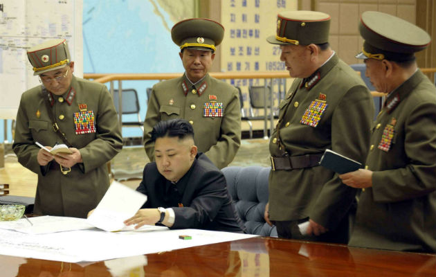 Kim Jon Un (sentado), no asistió a los festejos del 15 de abril en recordación de su abuelo. Fotos: Archivo/Ilustrativas.
