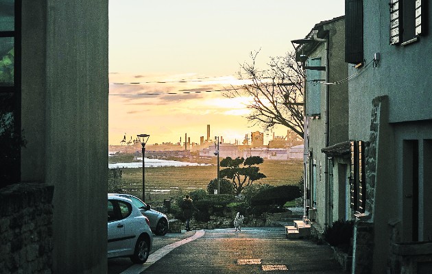 Fos-sur-Mer es sede de casi 200 fábricas y bodegas. Los residentes dicen que la contaminación los ha enfermado. Foto / Dmitry Kostyukov para The New York Times.