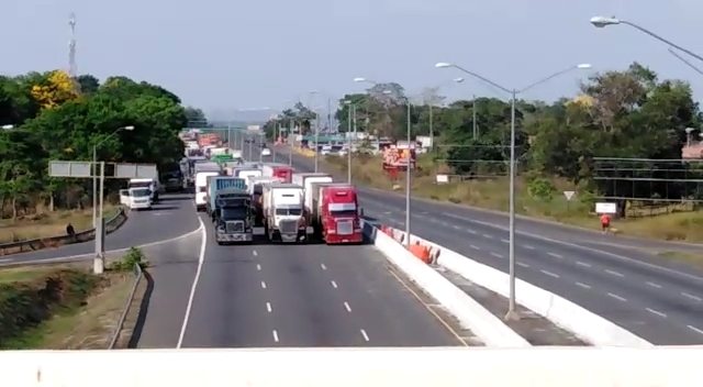 Tranque vehicular en la autopista Arraiján-La Chorrera, por las diversas protestas. Foto/eric Montenegro