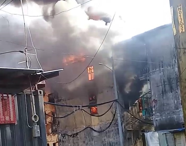 Este edificio estaba desocupado, por lo que se presume que sean orates, los que hayan incendiado el lugar, para extraer cobre. Foto/Diomedes Sánchez