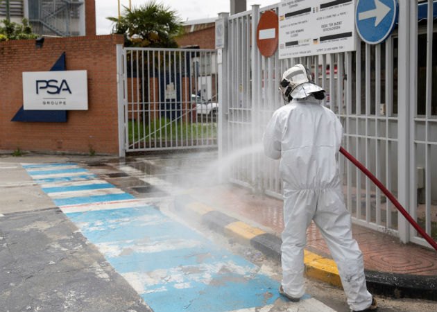 Sillas marcadas para aislamiento contra contagio en el Centro de Madrid del Grupo PSA. Fotos:EFE. 