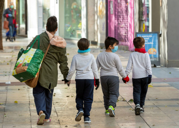 Pediatras y padres de familia pidieron que se relajara el encierro prolongado de los niños. Fotos: EFE. 