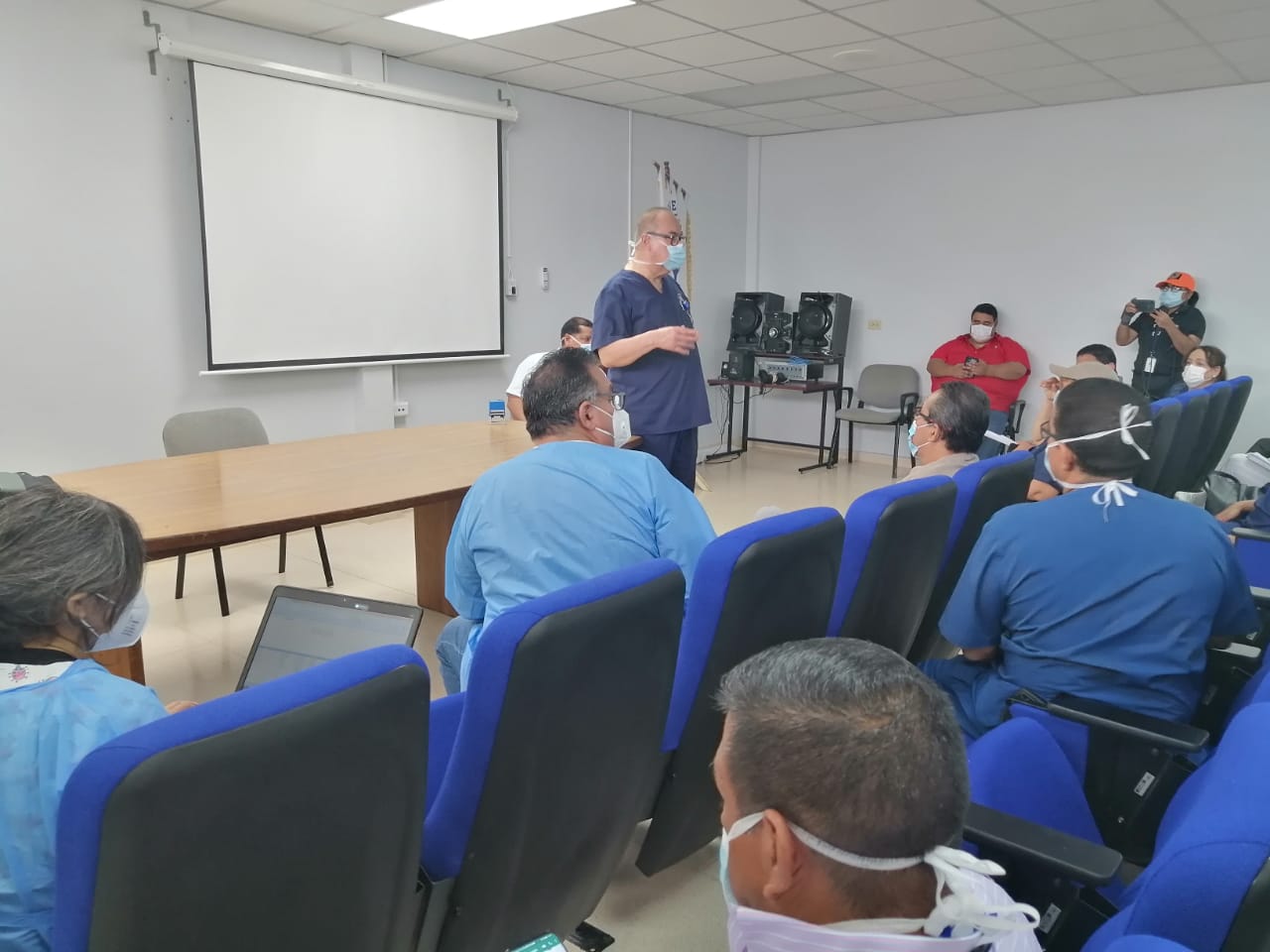 El director de la Caja de Seguro Social, Enrique Lau, realizó una inspección en el hospital de Soná.