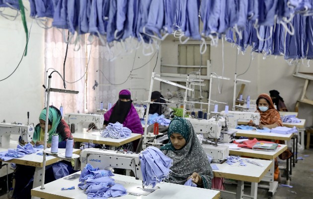 Tras recortes de minoristas occidentales, millones de trabajadores en Bangladesh han sido enviados a casa. Foto / Mohammad Ponir Hossain/Reuters.