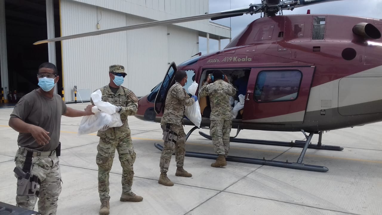 El Comisionado destacó, que en cada operación de traslado de los suministros alimenticios, las unidades aeronavales están utilizando el protocolo de bioseguridad establecido por el Minsa, en cada viaje que se realiza para distribuir los alimentos.. Foto/Senan