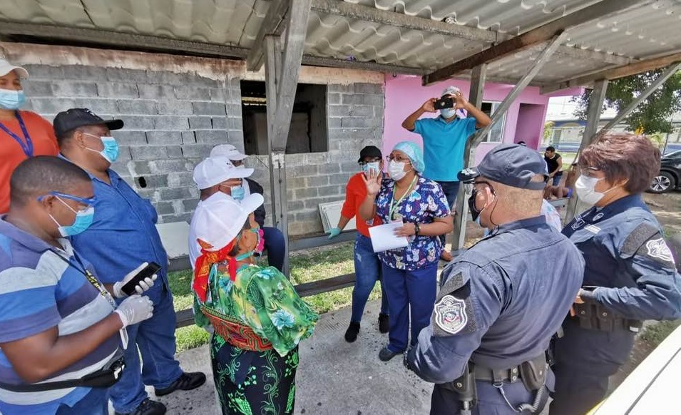 Los equipos de salud se mantienen distribuyendo gel alcoholada, mascarillas de tela y volantes con material de salud en idioma español y en la lengua materna de los pobladores. Foto/Eric Montenegro