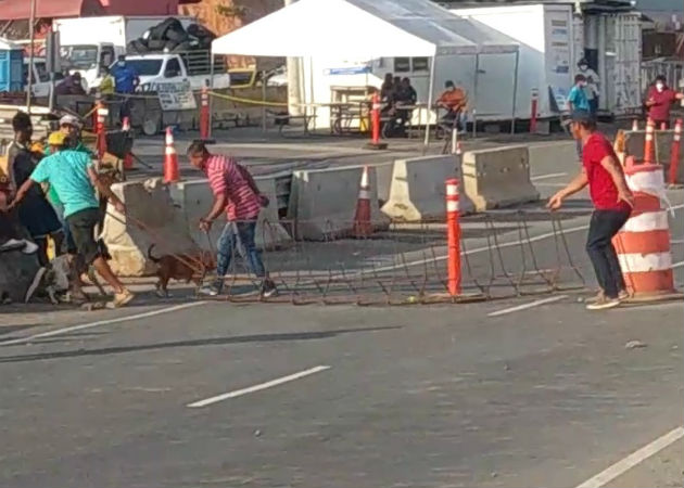 Los manifestantes han utilizado materiales de la construcción del Corredor de Playa para levantar barricadas, Fotos: Eric Montenegro.