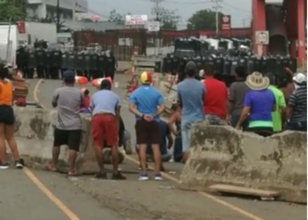 Los manifestantes han utilizado materiales de la construcción del Corredor de Playa para levantar barricadas, Fotos: Eric Montenegro.