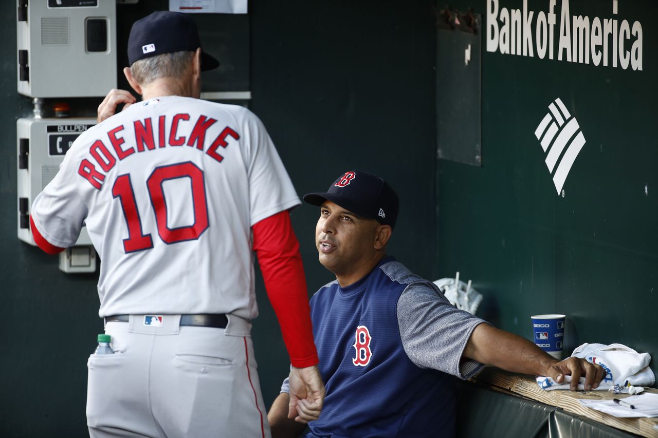  Ron Roenicke, conversa con Alex Cora. Foto:AP