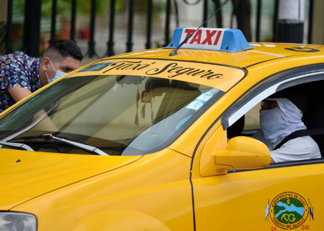 Un hombre subiendo a un taxi en Guayaquil (Ecuador). Fotos: EFE. 