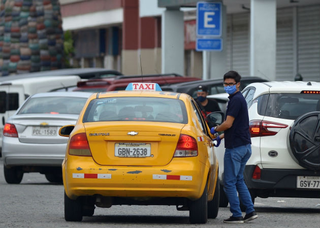 Un hombre subiendo a un taxi en Guayaquil (Ecuador). Fotos: EFE.